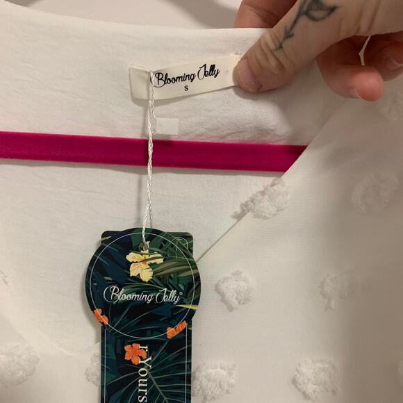 Blooming Jelly White Floral Boho Dress with Ruffle Sleeves Size Small NWT - Picture 2 of 4